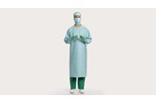 lekarz ubrany w fartuch chirurgiczny BARRIER Fluid Protection Plus  